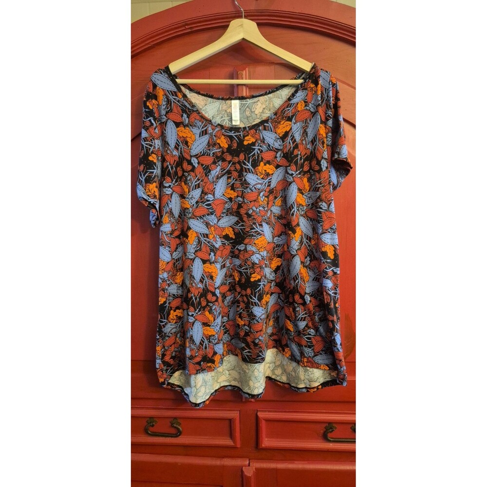 Lularoe Size 3XL Classic Tee Leaf Floral Pattern Black Red Blue Worn 1 Time EUC